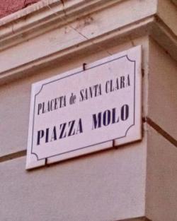 Plaque de rue bilingue à Alguero, Sardaigne