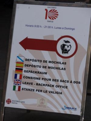 Affiche plurilingue adressée aux pélérins à Santiago de Compostela